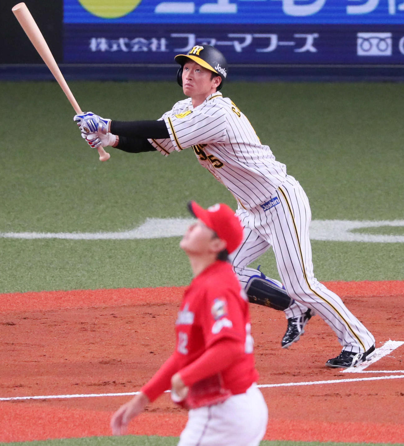 阪神対広島　1回裏阪神無死、近本は右越え先頭打者本塁打を放つ（撮影・宮崎幸一）