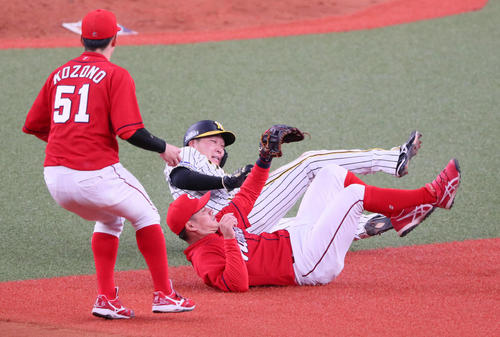 阪神対広島　8回裏阪神1死一、二塁、ロハスの右前適時打の時、三進を狙った大山は二、三塁間に挟まれるが、追った田中広がボールを放した直後に反転した大山と衝突し、走塁妨害となる（撮影・宮崎幸一）