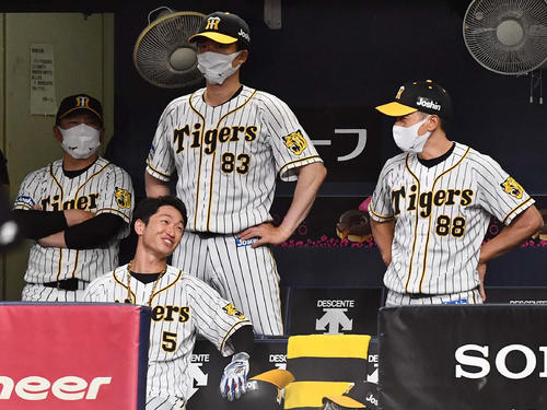 阪神対広島　1回裏阪神無死、右越えに先頭打者本塁打を放った近本（左から2人目）は矢野監督（右）から声を掛けられ笑顔を見せる（撮影・上田博志）