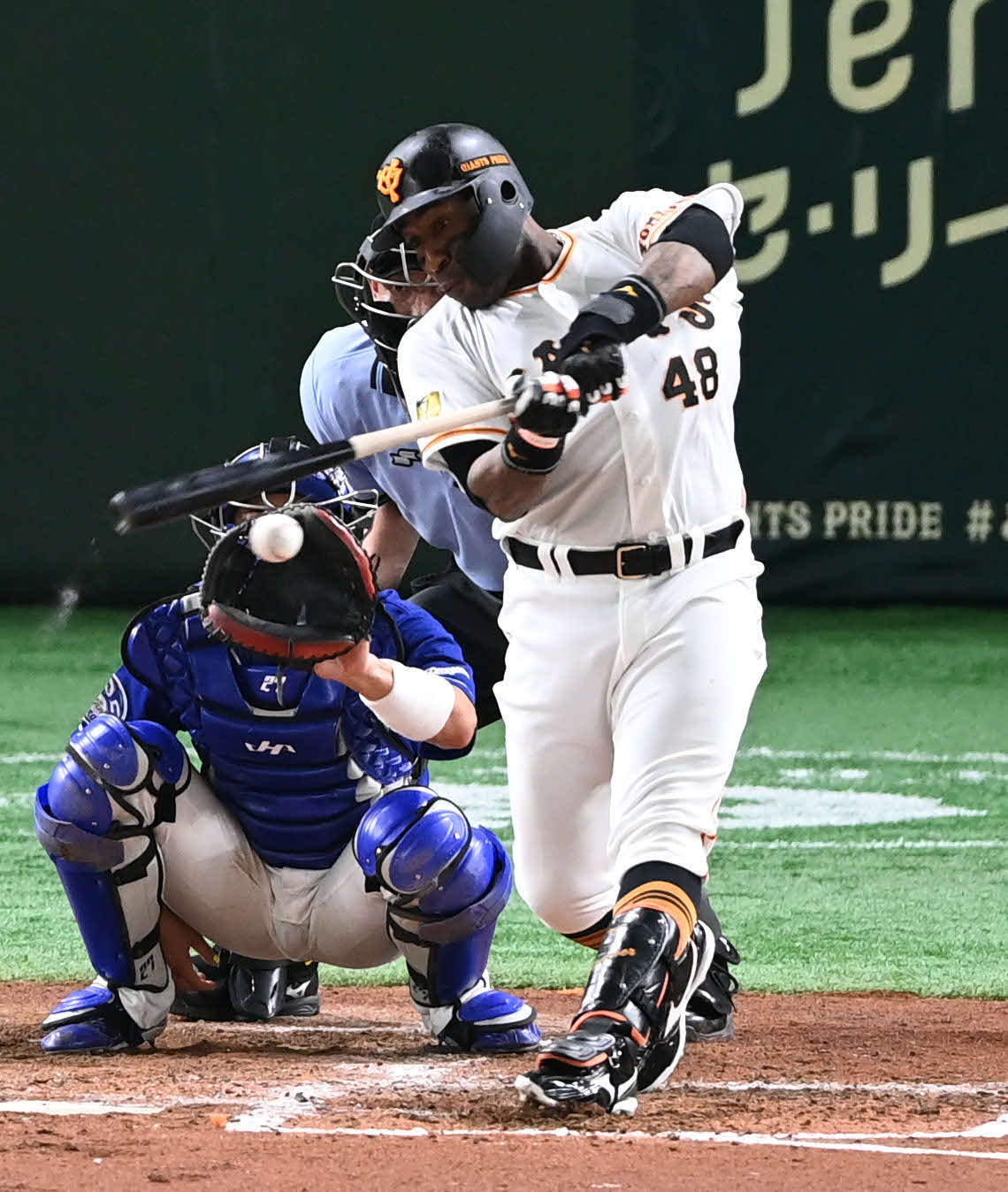 巨人対中日　3回裏巨人2死満塁、ウィーラーは左前へ2点適時打を放つ（撮影・山崎安昭）