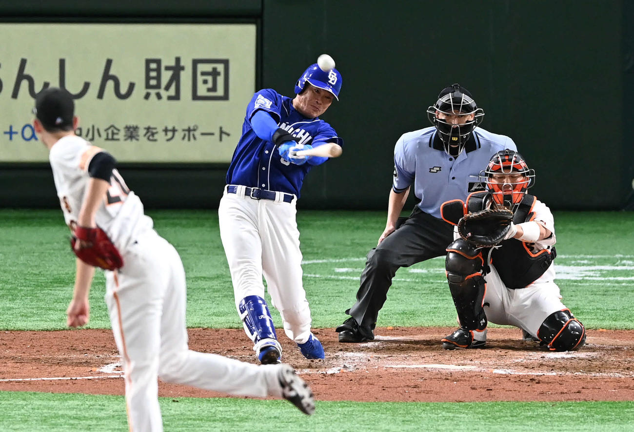 巨人対中日　5回表中日1死、福留は右中間へ二塁打を放つ。投手戸郷（撮影・山崎安昭）