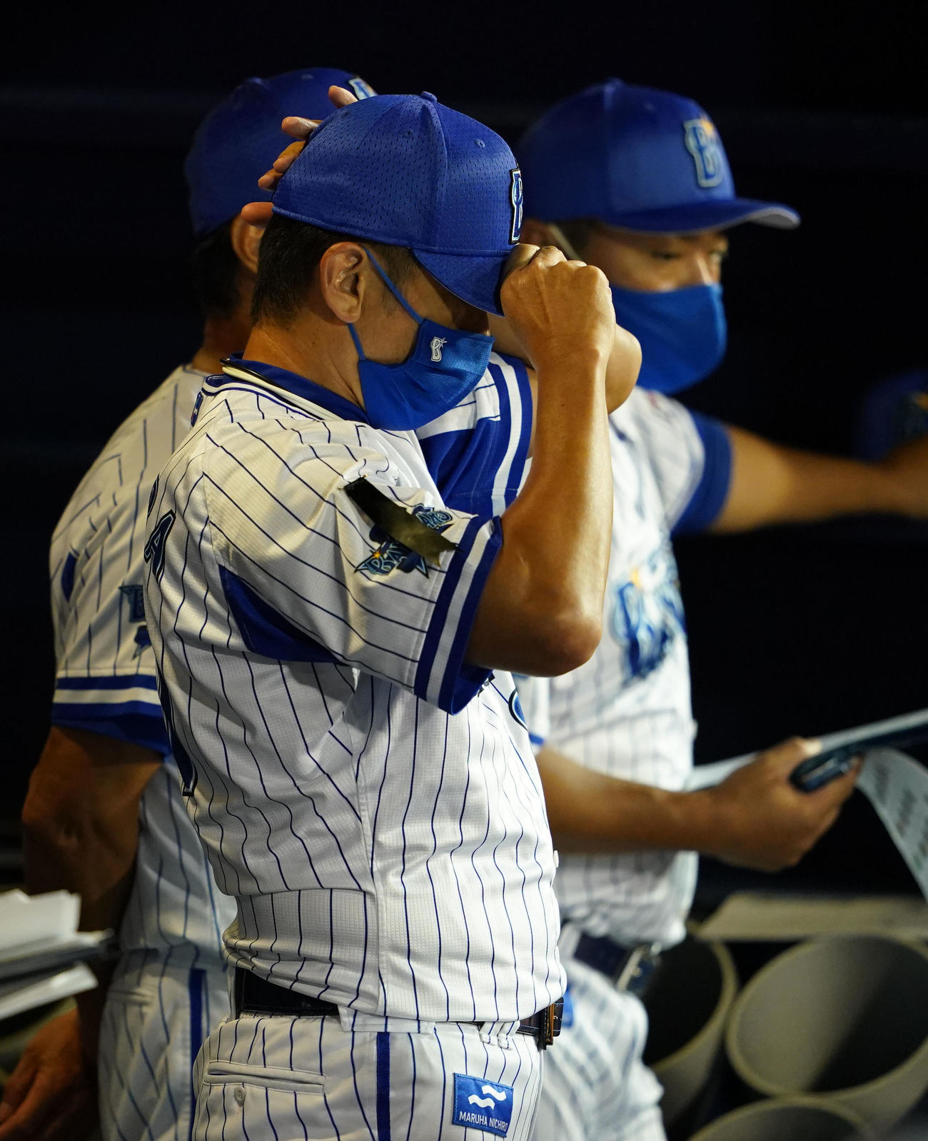 DeNA対ヤクルト　帽子を深くかぶるDeNA三浦監督（撮影・横山健太）