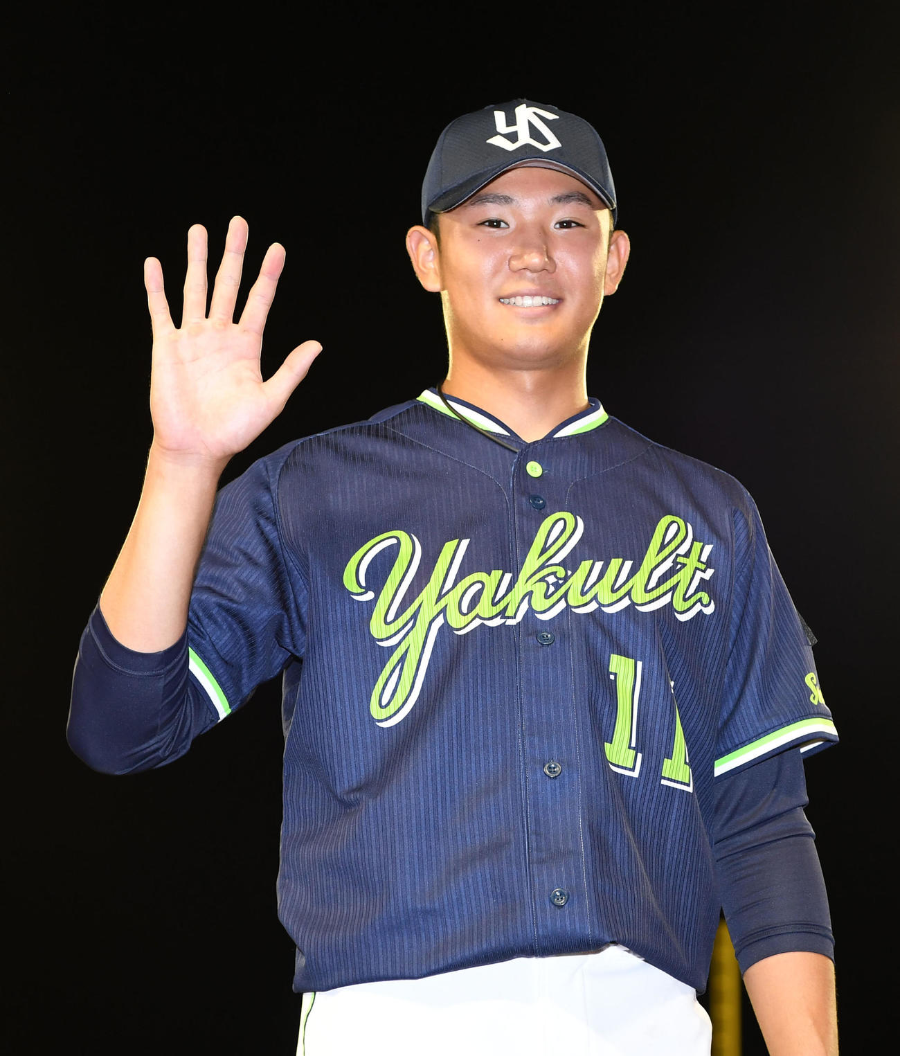 DeNA対ヤクルト　5勝目を挙げ笑顔を見せるヤクルト奥川（撮影・横山健太）