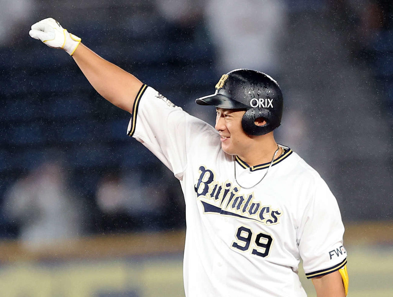 ロッテ対オリックス　5回表オリックス1死満塁、杉本は左越え適時二塁打を放ちガッツポーズ（撮影・鈴木正人）