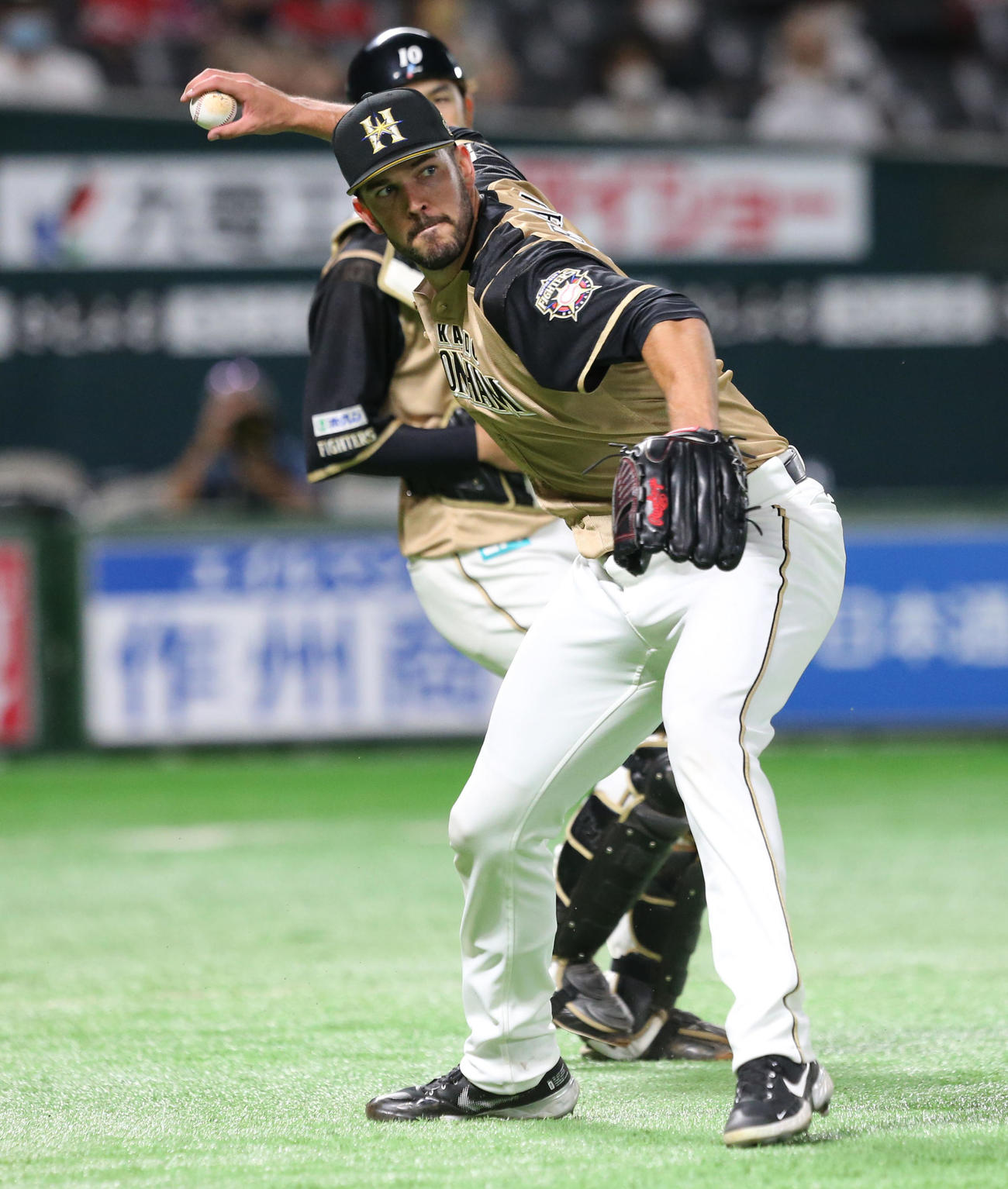 ソフトバンク対日本ハム　2回裏ソフトバンク無死、バーヘイゲンは打者・栗原陵矢の投前打を処理する（撮影・屋方直哉）
