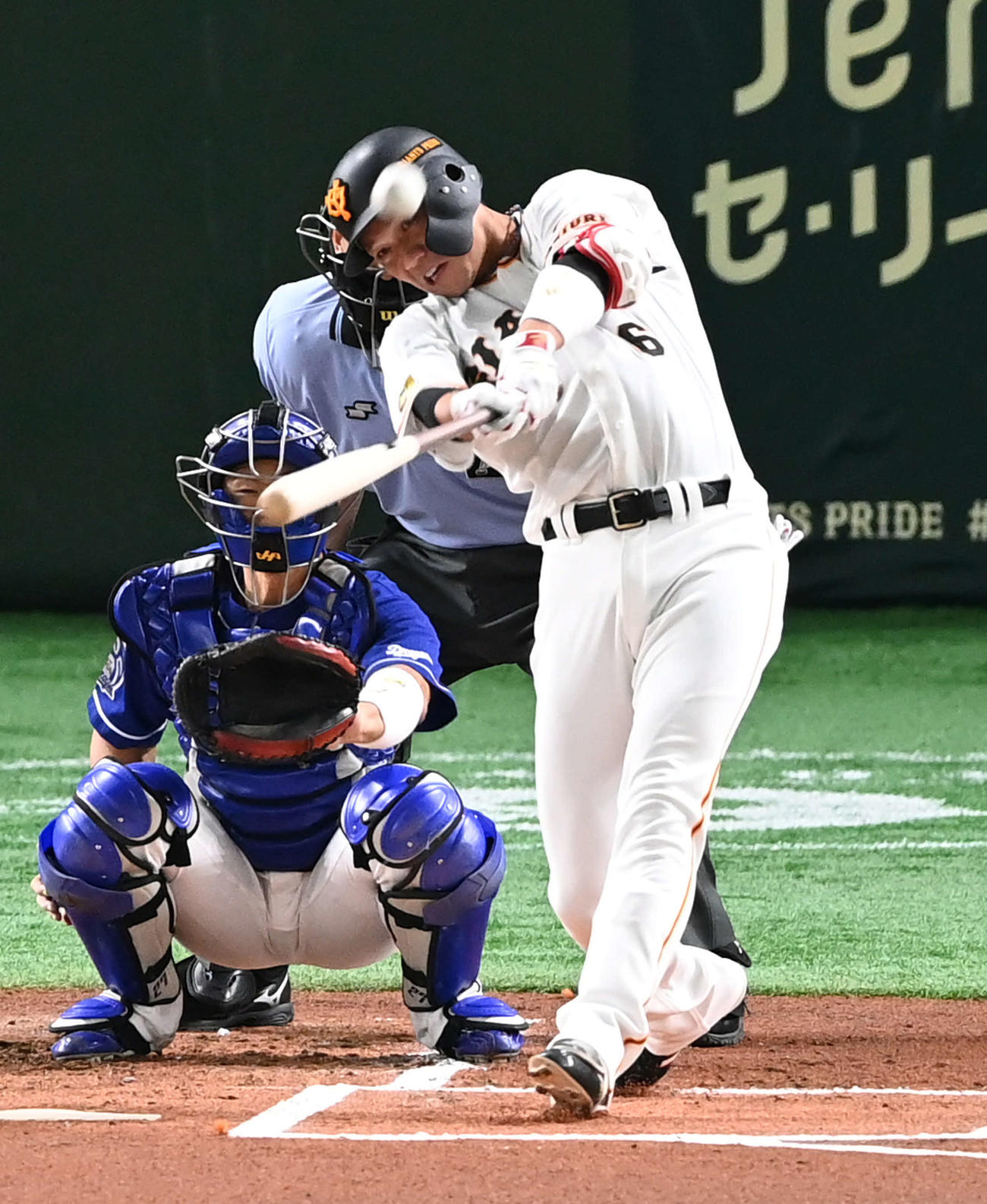 巨人対中日　1回裏巨人1死、坂本は右越えソロ本塁打を放つ（撮影・山崎安昭）