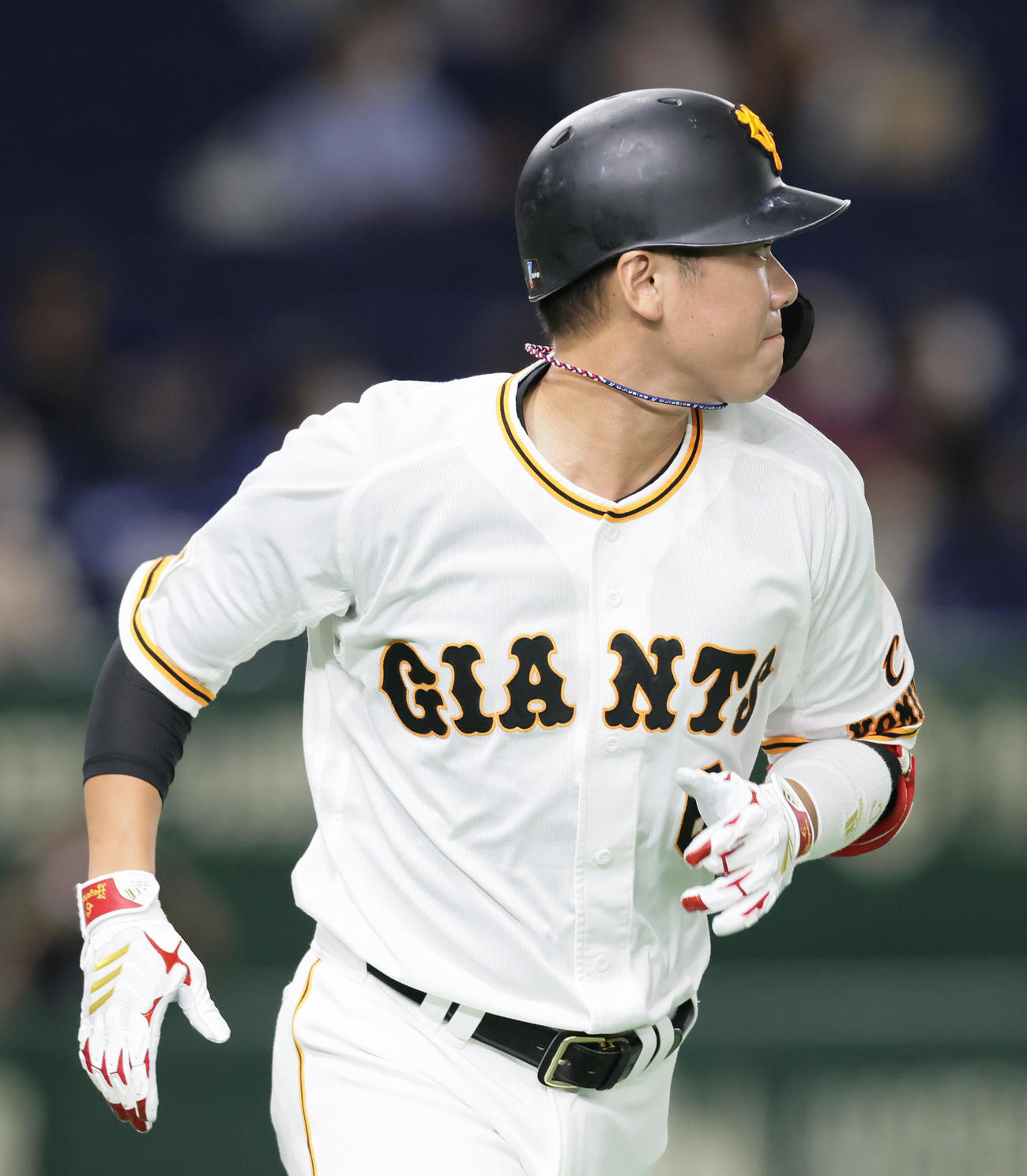 巨人対中日　1回裏巨人1死、左越え本塁打を放った坂本（撮影・足立雅史）