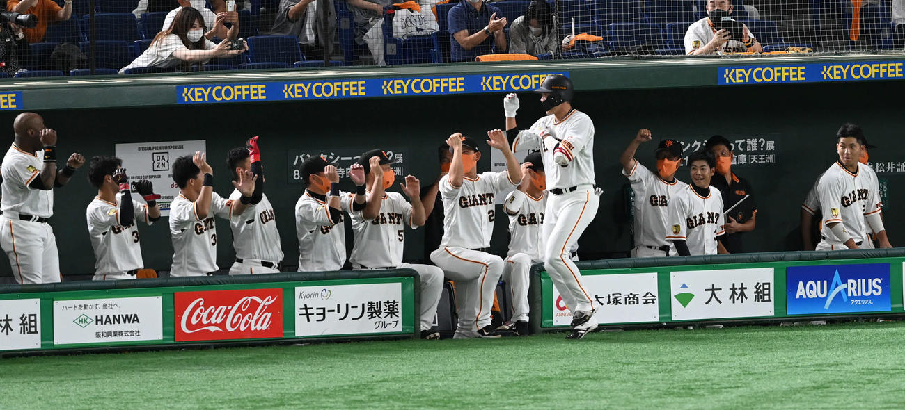 巨人対中日　1回裏巨人1死、ソロ本塁打を放った坂本（右から5人目）はチームメートとみこしを担ぐようなポーズを見せる（撮影・山崎安昭）