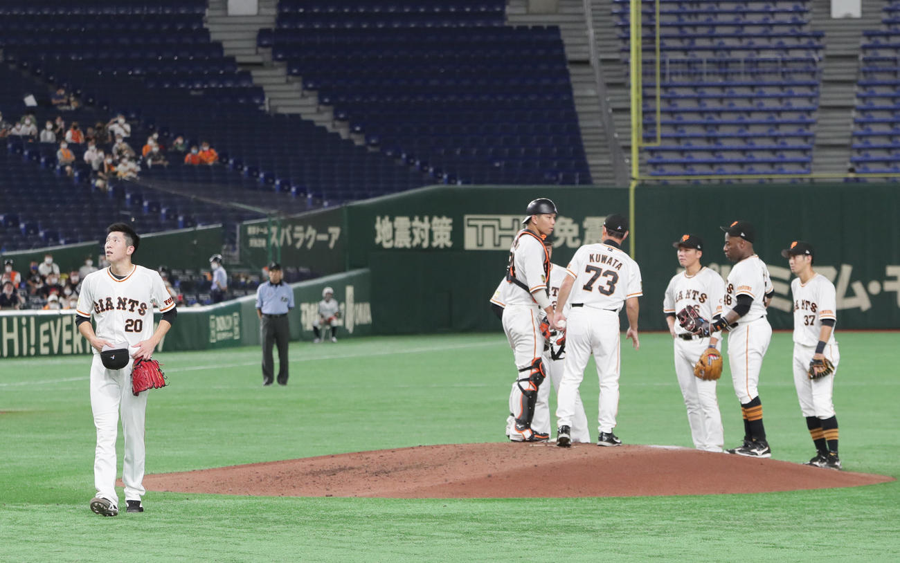 巨人対中日　5回途中降板する巨人戸郷（左端）（撮影・足立雅史）