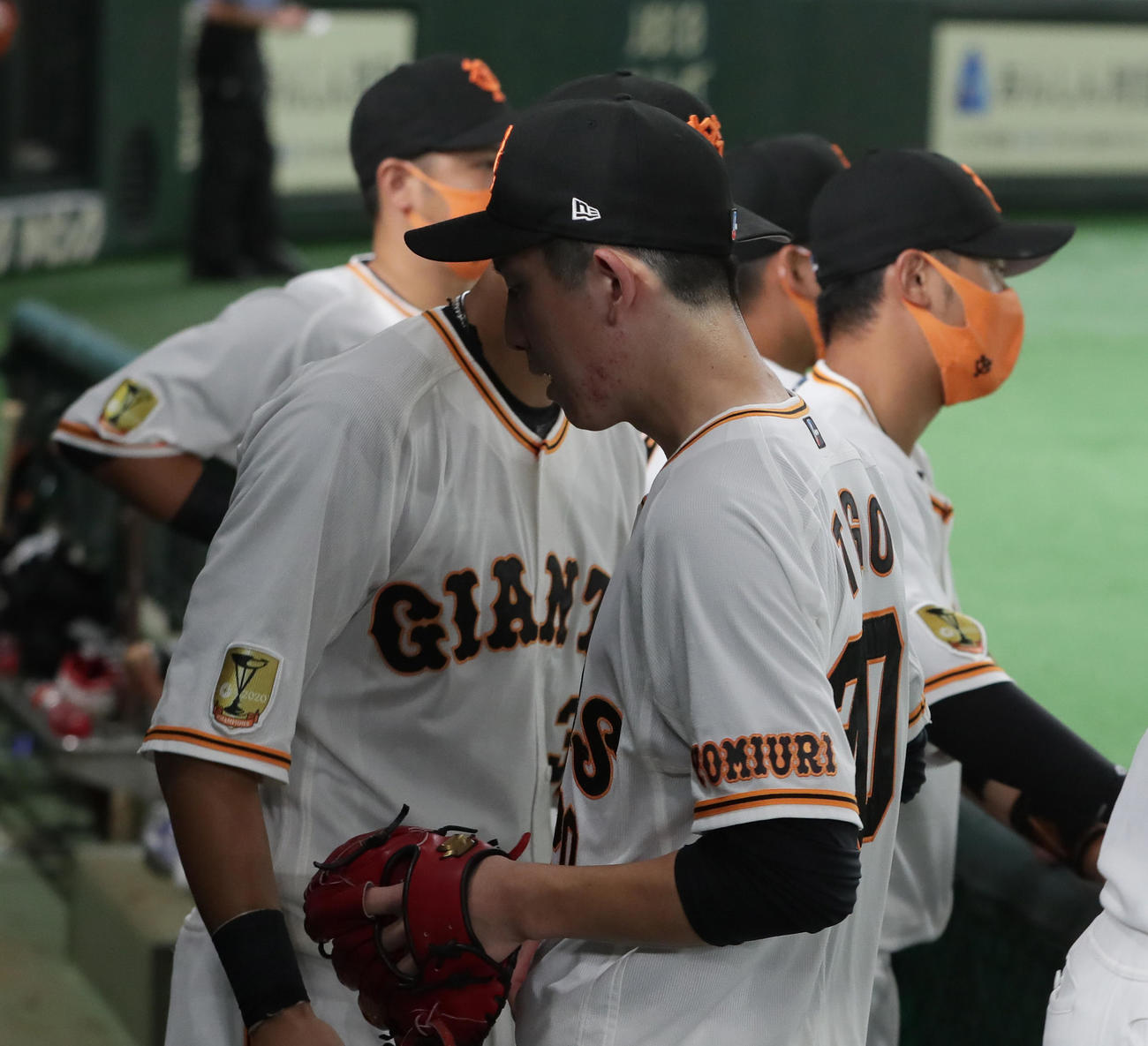 巨人対中日　5回途中で降板しベンチに戻る巨人戸郷（撮影・足立雅史）