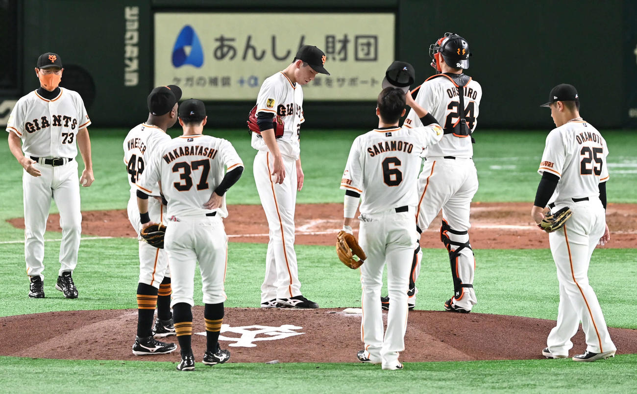 巨人対中日　5回途中、降板する巨人戸郷（中央）は浮かない表情を見せる（撮影・山崎安昭）