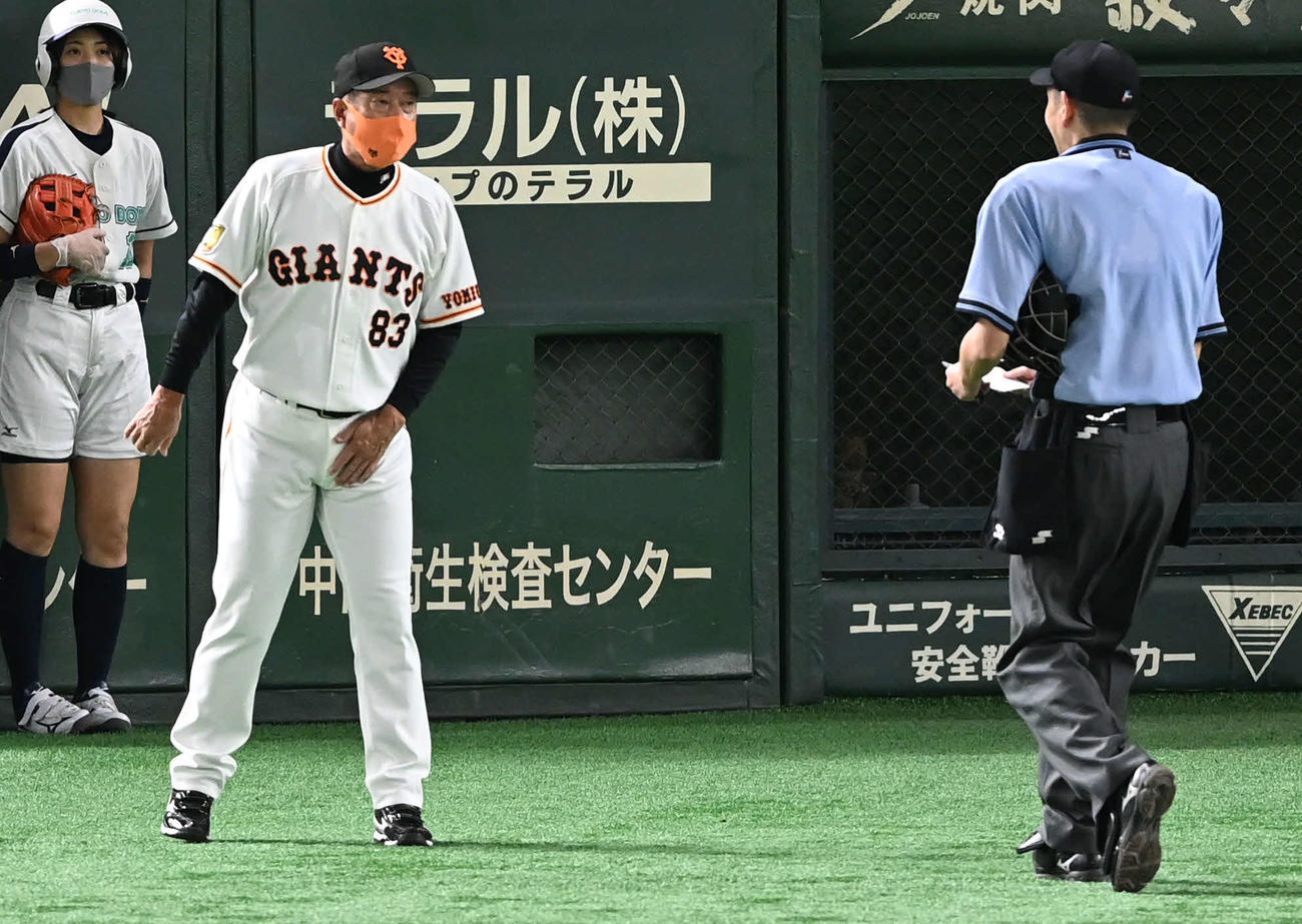 巨人対中日　5回表中日1死満塁、原球審（右）に戸郷の降板を告げる原監督（撮影・山崎安昭）