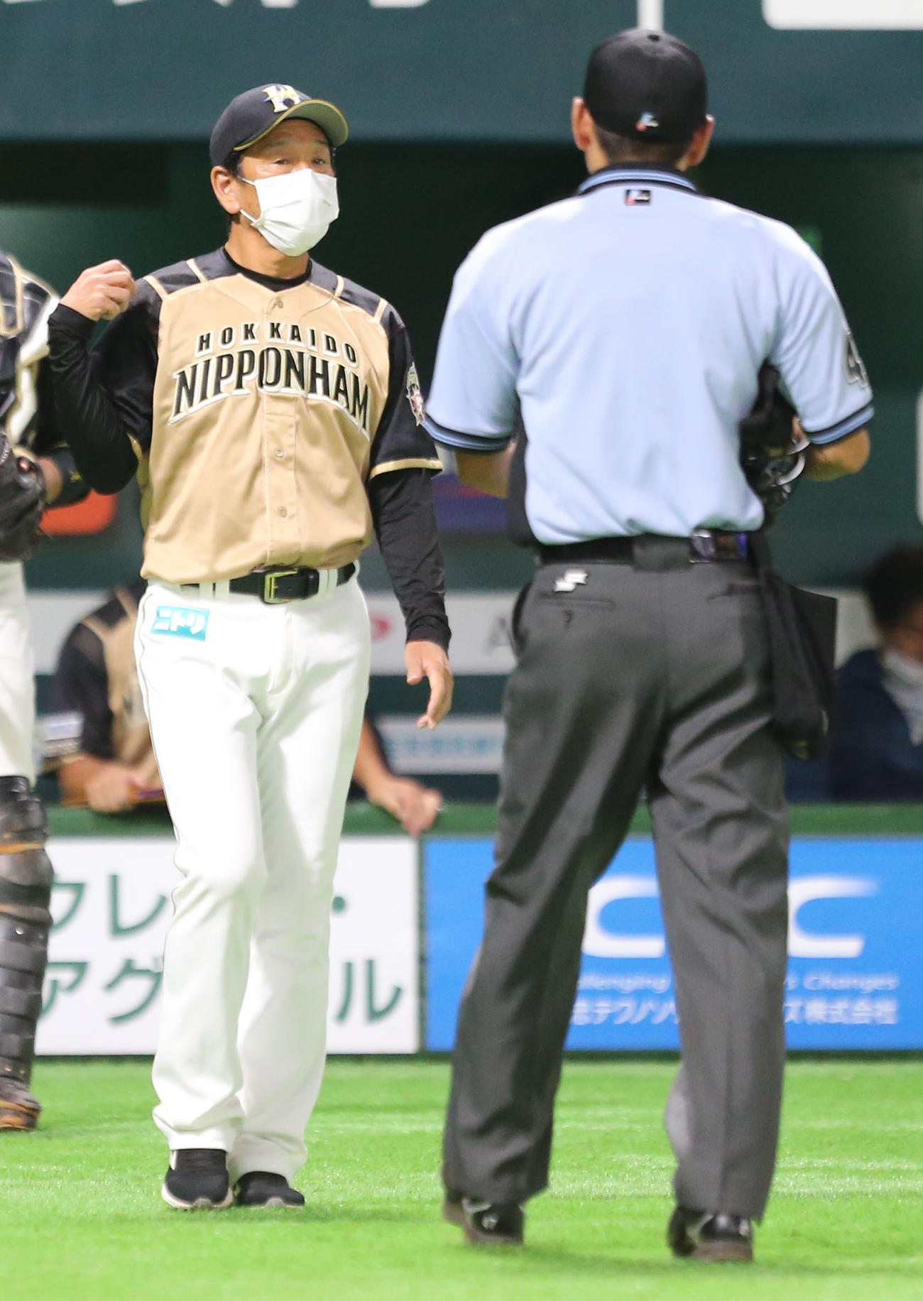 ソフトバンク対日本ハム　7回裏に投手の交代を告げる栗山監督（撮影・屋方直哉）