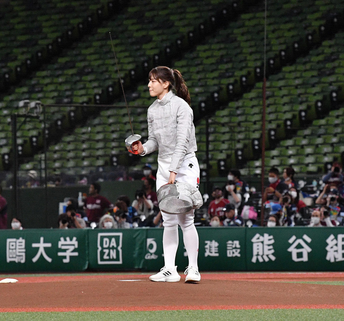 西武対楽天　始球式に登場した東京五輪フェンシング女子代表の江村（撮影・滝沢徹郎）