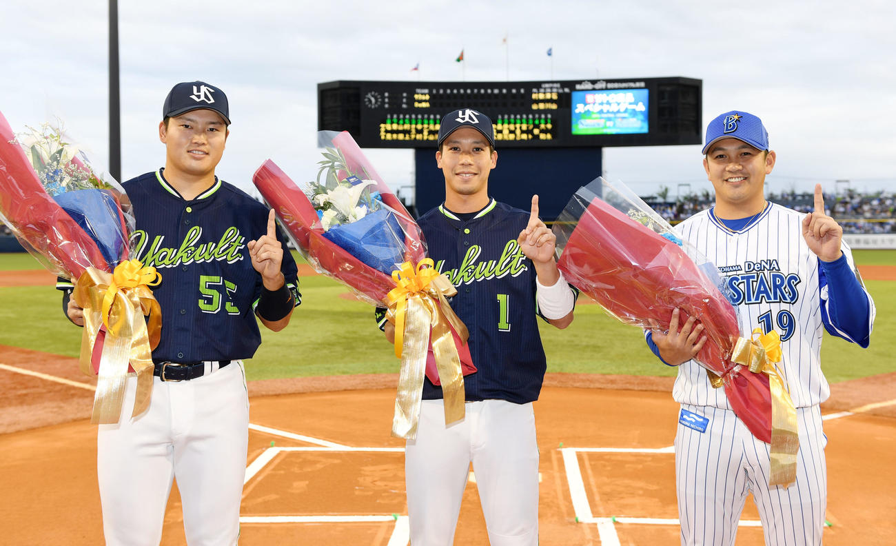 DeNA対ヤクルト　花束を手に笑顔を見せる、左からヤクルト村上、山田、DeNA山崎（撮影・横山健太）