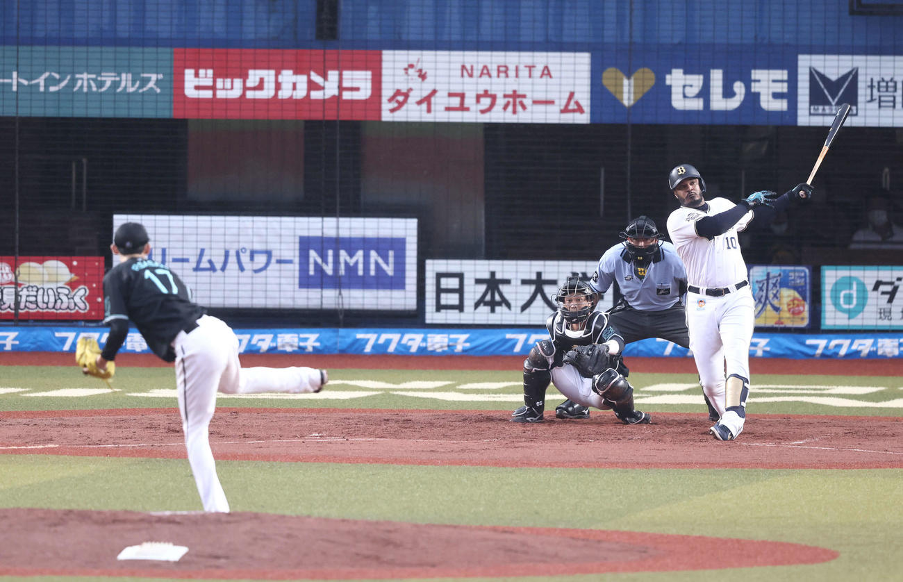 ロッテ対オリックス　2回表オリックス無死一塁、左越え先制2点本塁打を放つジョーンズ。投手佐々木朗（撮影・河田真司）
