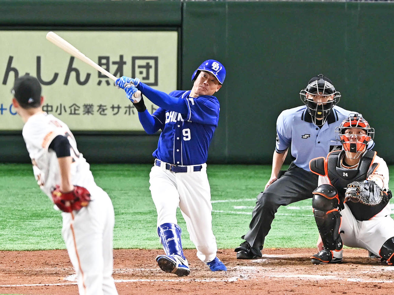5回表中日1死、福留は右中間へ二塁打を放つ。投手戸郷（撮影・山崎安昭）