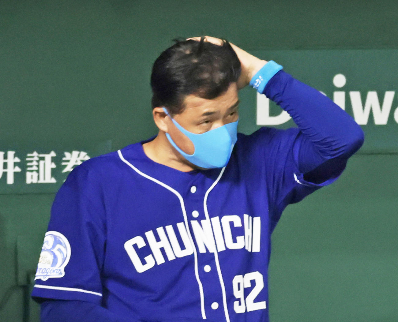 ベンチで浮かない表情を見せる中日与田監督（撮影・足立雅史）