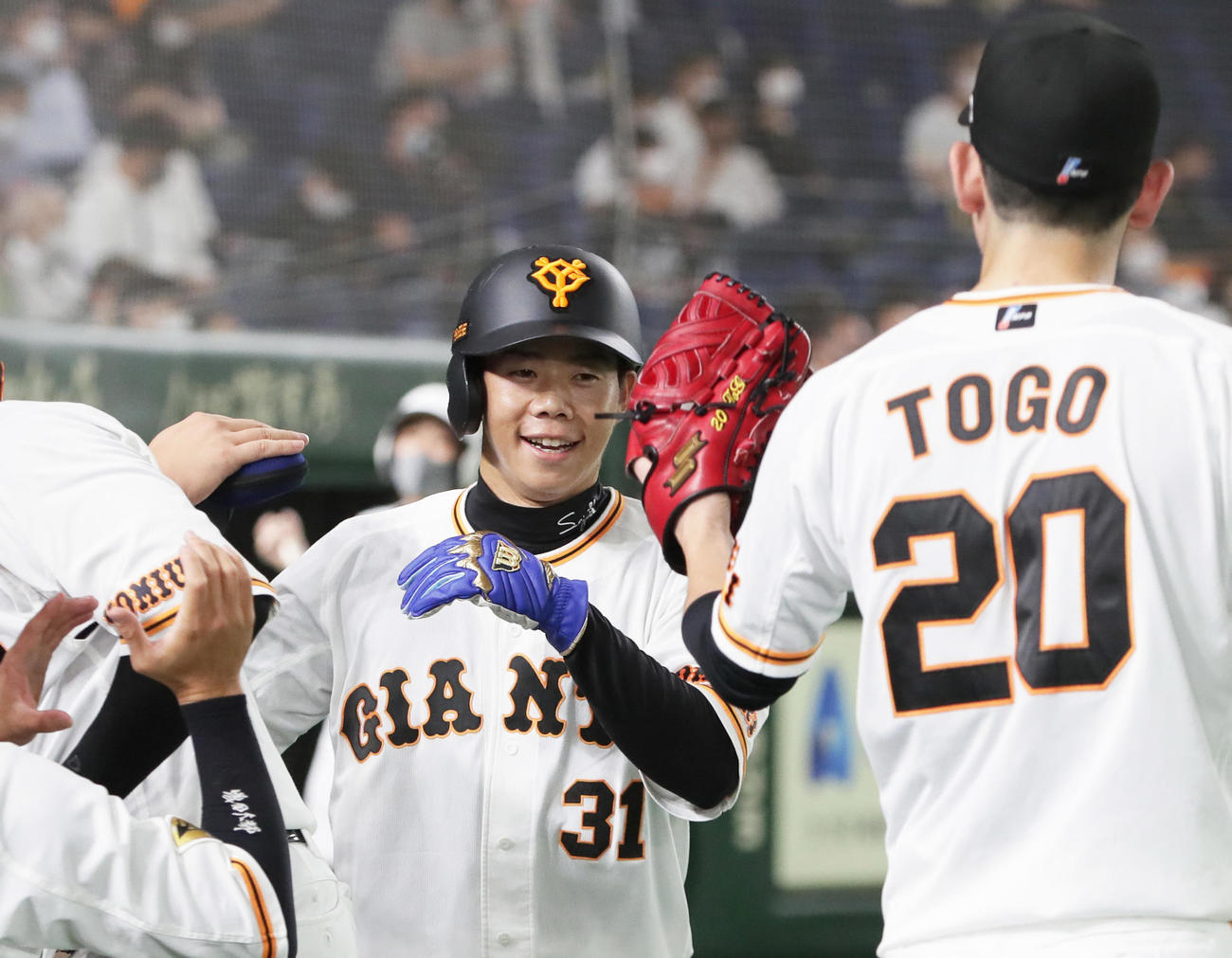 巨人対中日　3回裏巨人2死満塁、ウィーラーの左前2点適時打で生還した松原は「わっしょい！」ポーズを決める。右は戸郷（撮影・足立雅史）
