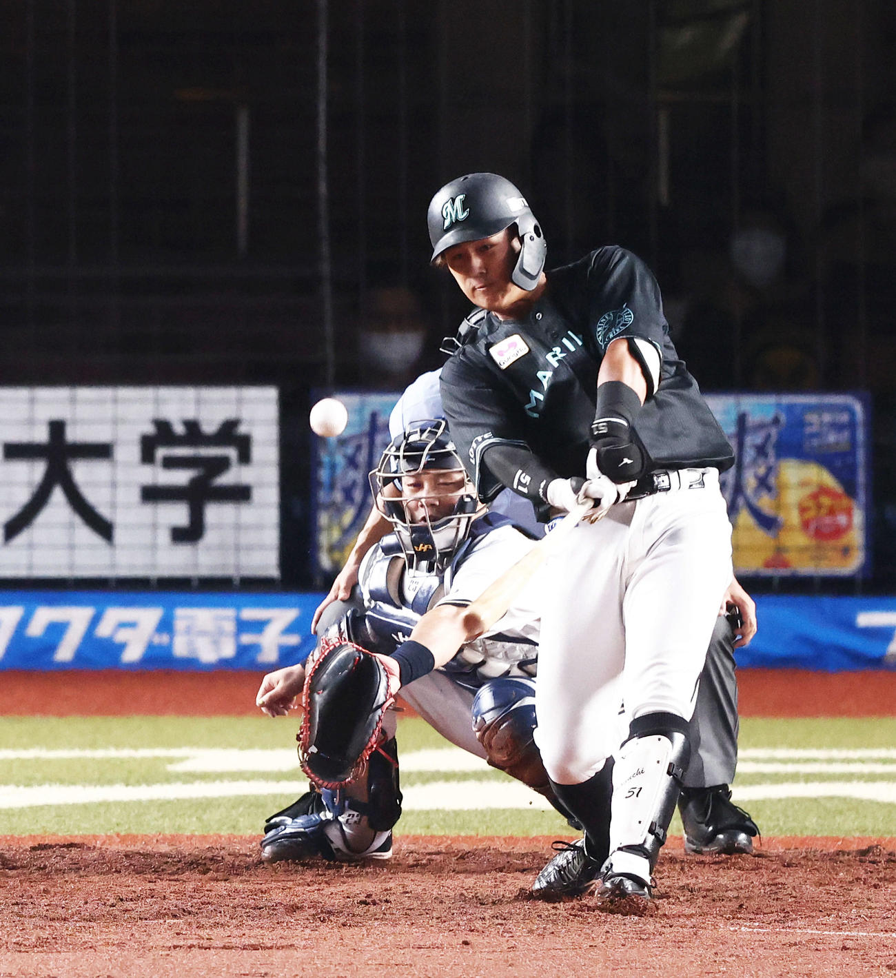 ロッテ対オリックス　5回裏ロッテ1死一塁、左中間に逆転2点本塁打を放つ山口（撮影・河田真司）