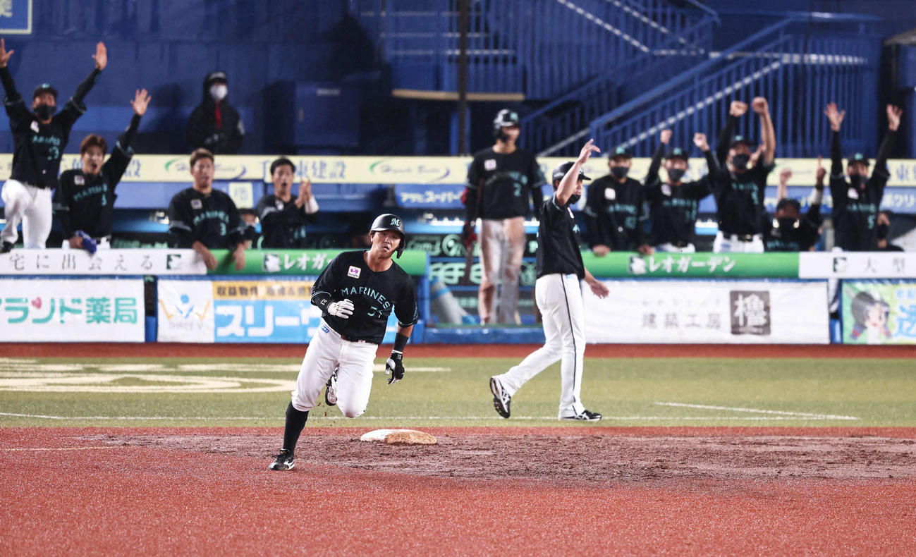ロッテ対オリックス　5回裏ロッテ1死一塁、左中間に逆転2点本塁打を放つ山口（撮影・河田真司）