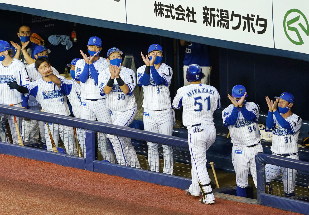 DeNA対ヤクルト　2回裏DeNA無死、右越え本塁打を放った宮崎（右から3人目）を迎えるDeNAナイン（撮影・横山健太）