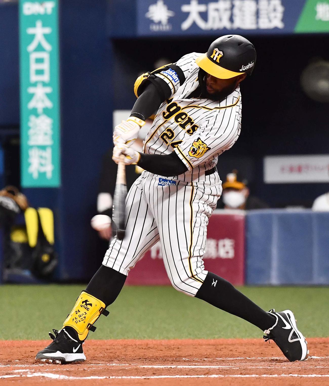 阪神対広島　8回裏阪神1死一、二塁、右前に適時打を放つロハス（撮影・上田博志）