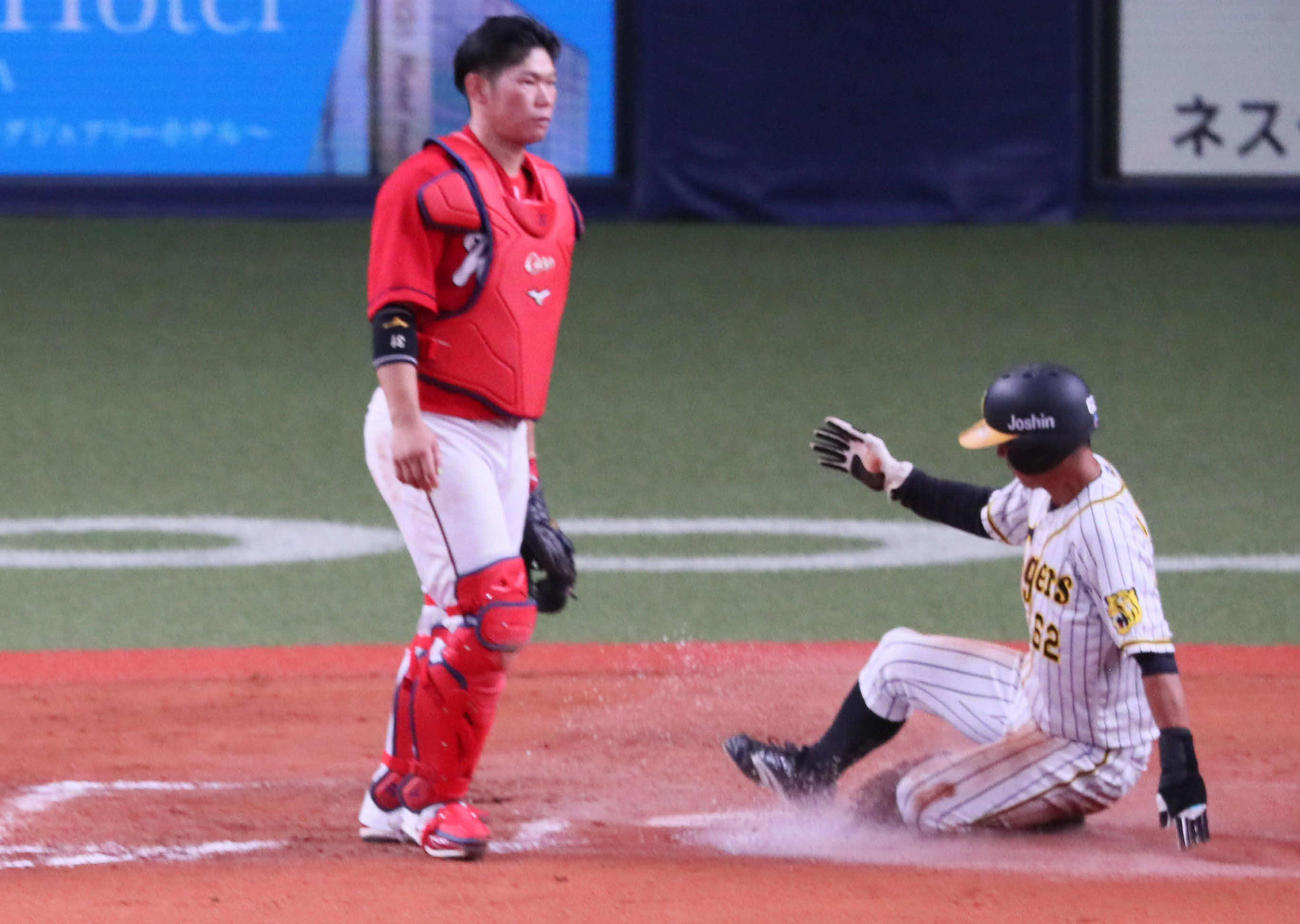阪神対広島　8回裏阪神1死一、二塁、ロハスの右前適時打で生還する植田（撮影・宮崎幸一）