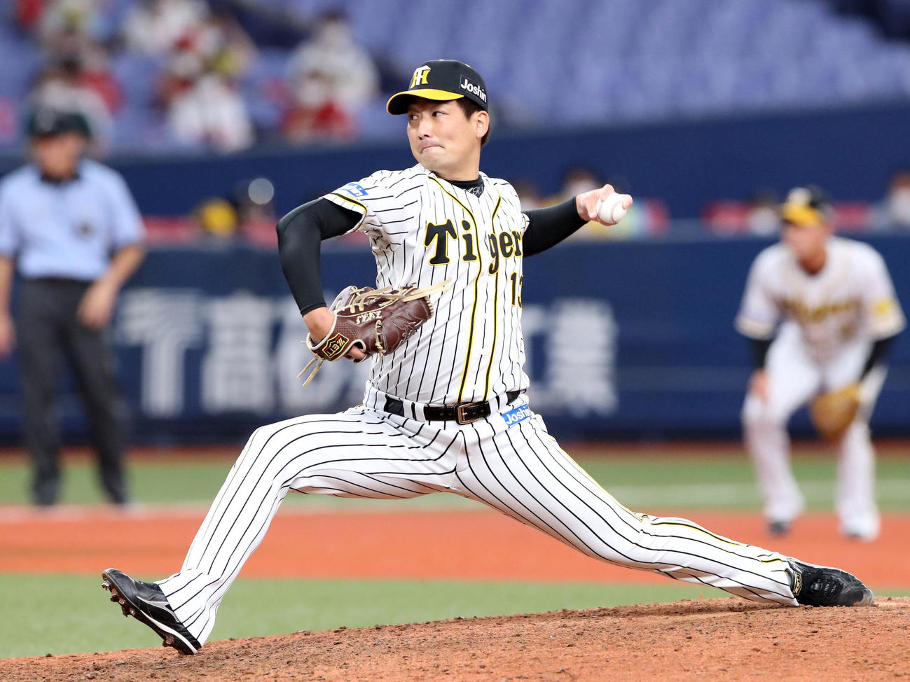 阪神対広島　9回表、阪神5番手で登板する岩崎（撮影・加藤哉）