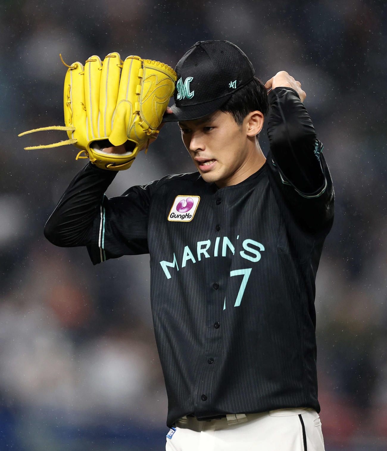 ロッテ対オリックス　5回表、オリックスの攻撃を抑えベンチに引き揚げるロッテ佐々木朗（撮影・鈴木正人）