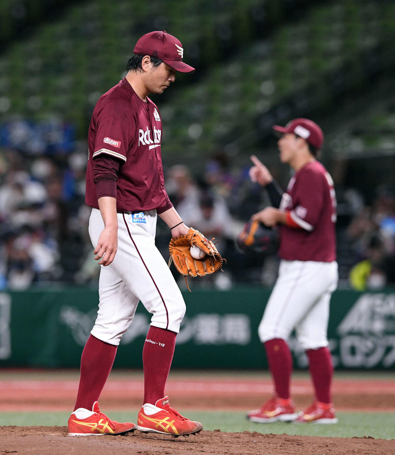 西武対楽天　2回裏西武1死二、三塁、愛斗に2点適時打三塁打を浴び下を向く涌井（撮影・滝沢徹郎）