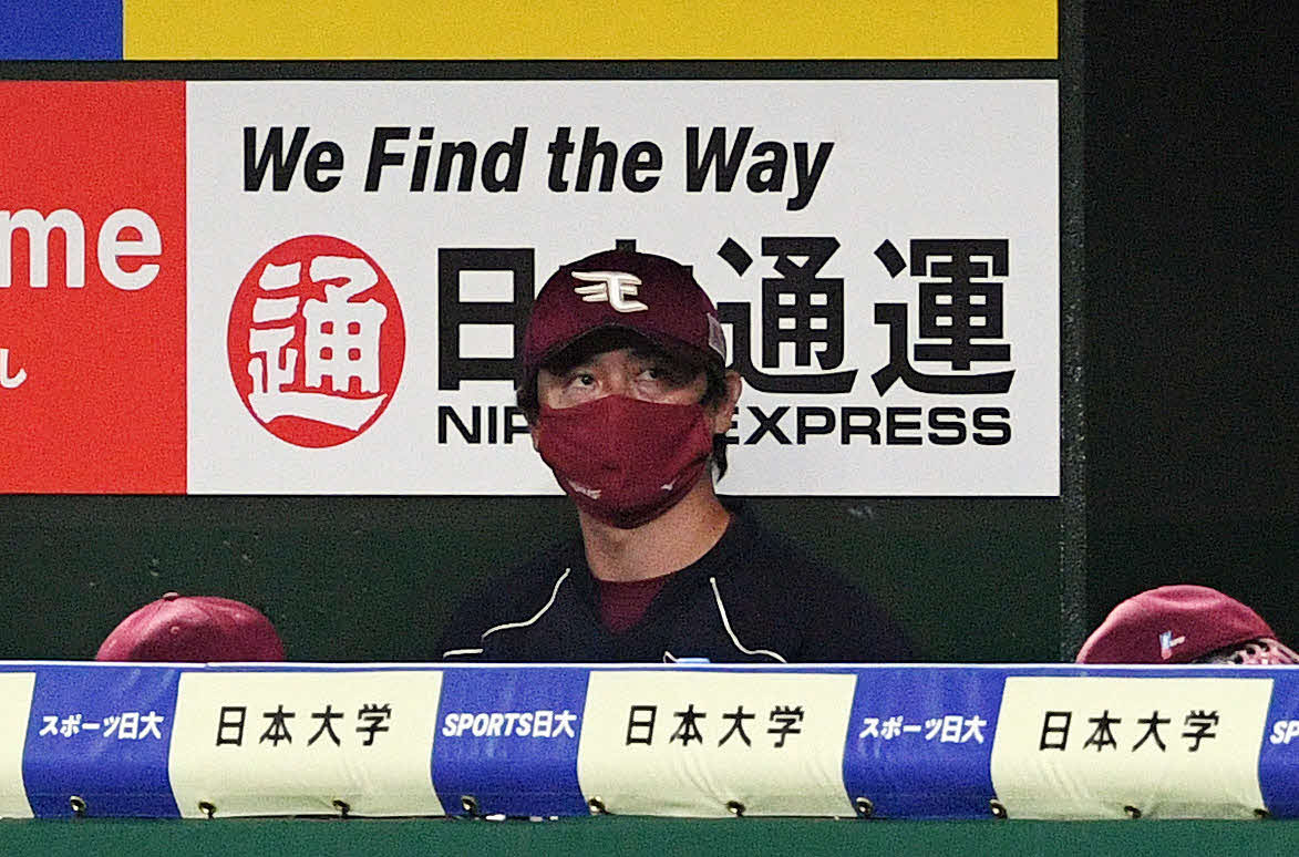 西武対楽天　交代しベンチから戦況を見つめる楽天先発の涌井（撮影・滝沢徹郎）