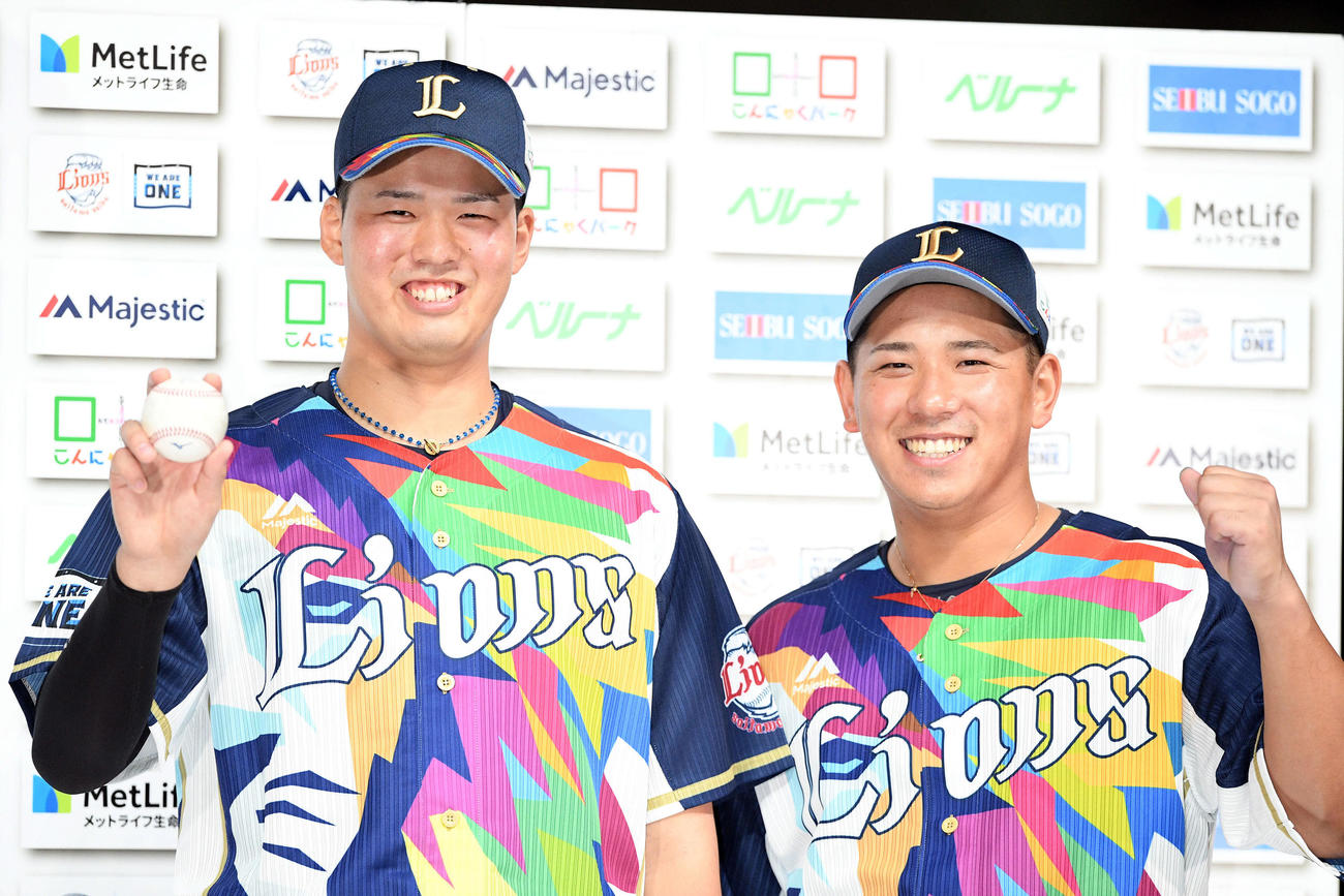 西武対楽天　ヒーローインタビューを終えプロ初勝利の記念球を手にポーズを決める西武渡辺（左）と愛斗（撮影・滝沢徹郎）