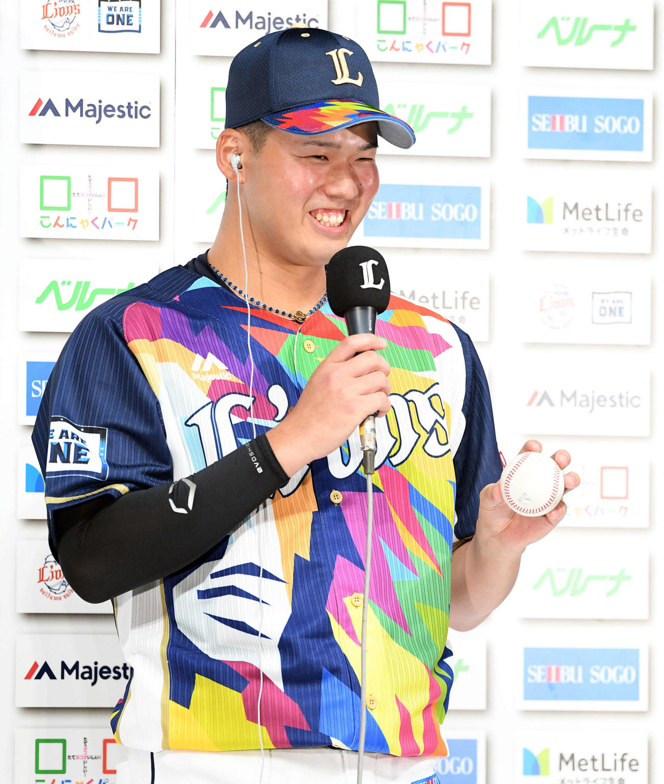 西武対楽天　ヒーローインタビューで記念球を手に笑顔の西武渡辺（撮影・滝沢徹郎）