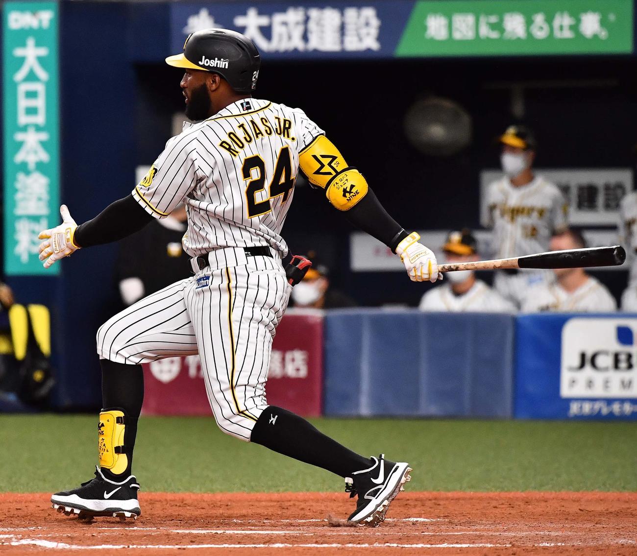 阪神対広島　8回裏阪神1死一、二塁、右前に適時打を放つロハス・ジュニア（撮影・上田博志）