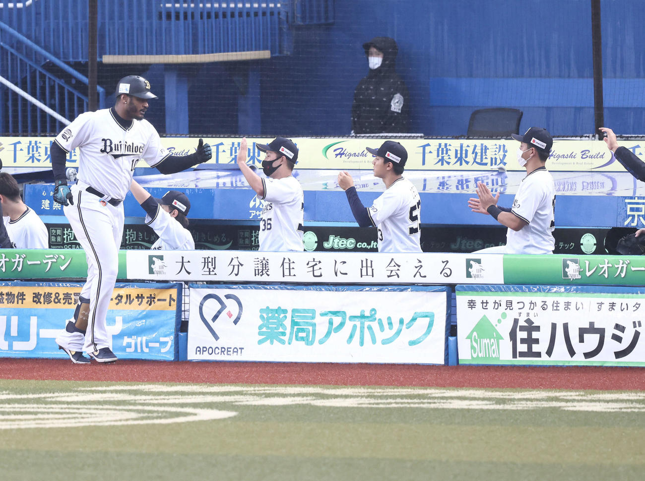 ロッテ対オリックス　2回表オリックス無死一塁、左越え先制2点本塁打で生還するジョーンズ（左）（撮影・河田真司）