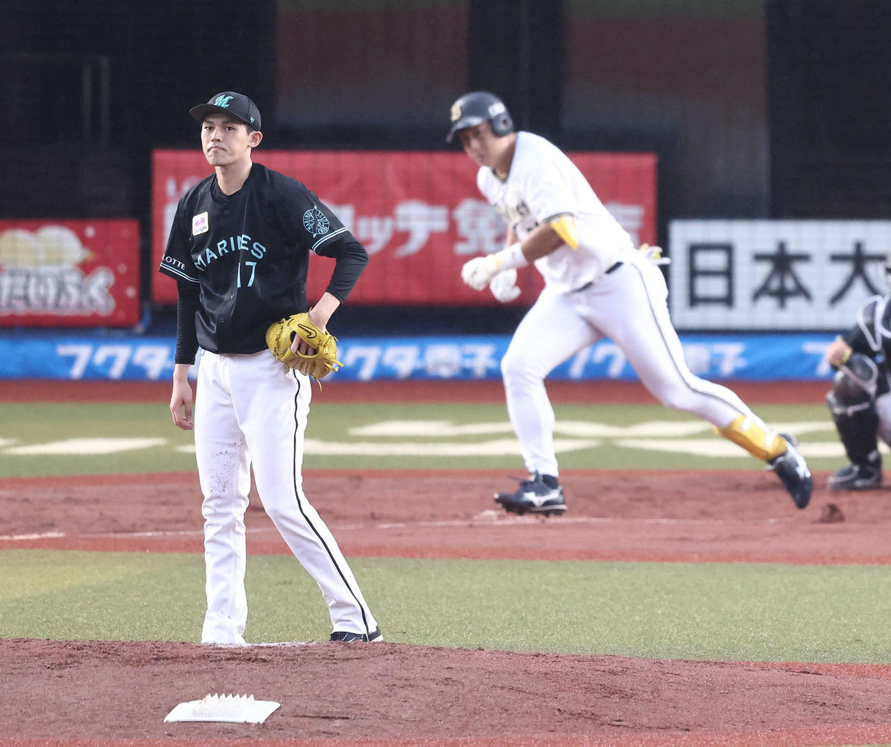 ロッテ対オリックス　2回表オリックス無死、杉本に中前打を浴びる佐々木朗（撮影・河田真司）