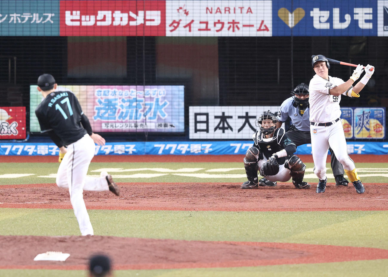 ロッテ対オリックス　4回表オリックス1死、杉本の投前打を右足で弾く佐々木朗（撮影・河田真司）