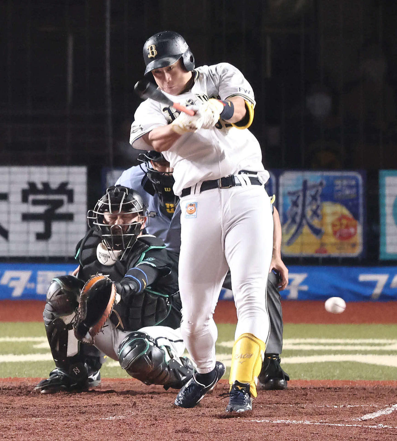 ロッテ対オリックス　6回表オリックス1死満塁、逆転の左前2点適時二塁打を放つ杉本（撮影・河田真司）