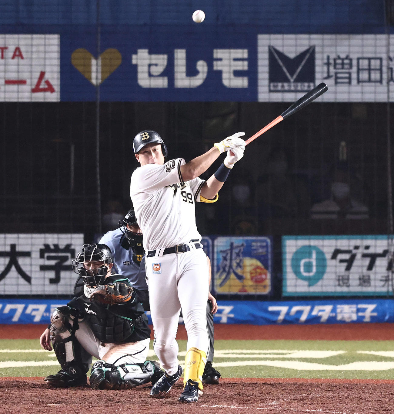 ロッテ対オリックス　8回表オリックス1死一塁、左前打を放つ杉本（撮影・河田真司）