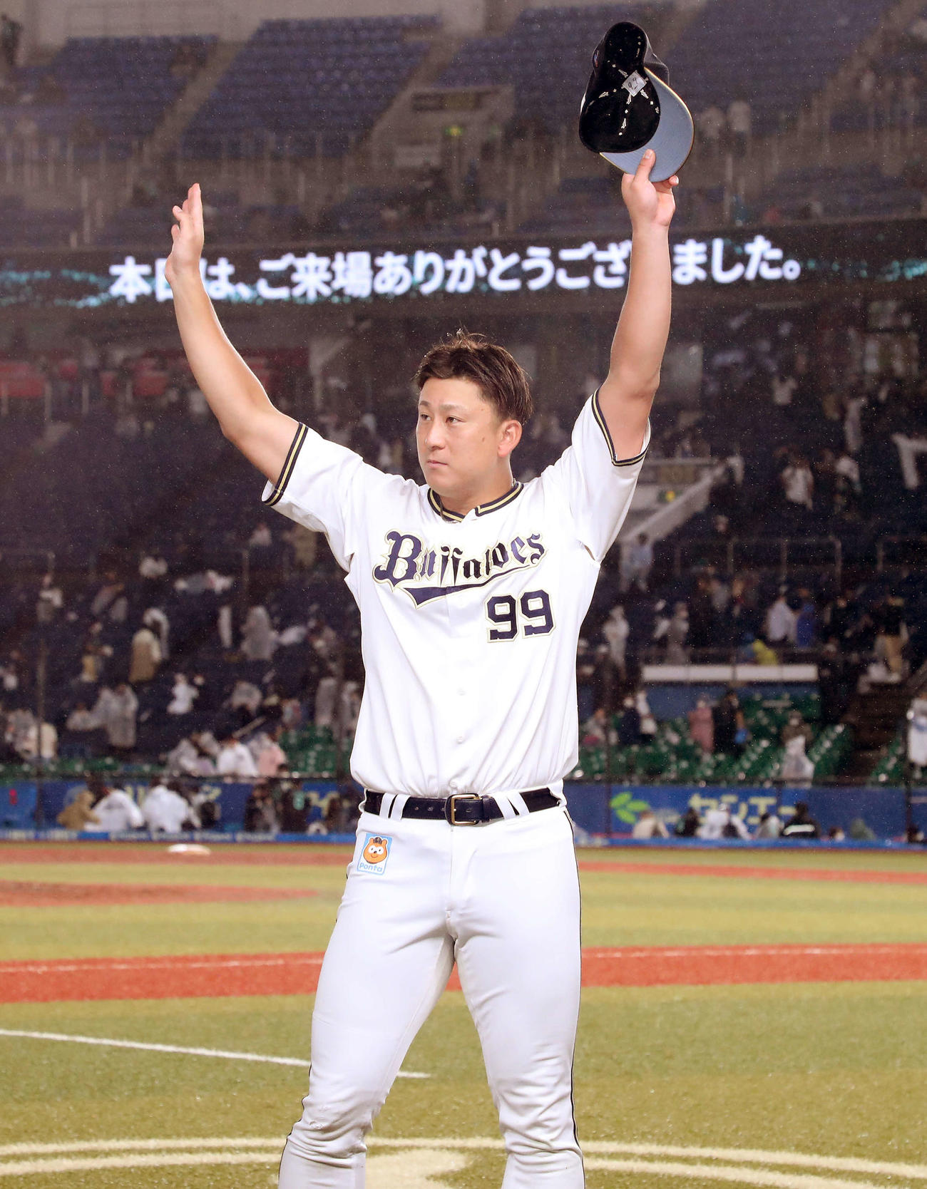 ロッテ対オリックス　勝利しファンに手を振るするオリックス杉本（撮影・鈴木正人）