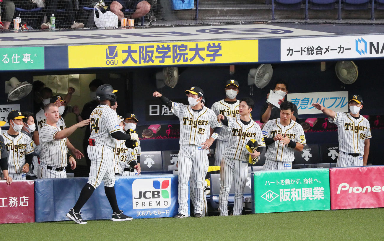 阪神対広島　8回裏阪神1死一、二塁、ロハスは右前適時打を放ち、矢野監督（右端）らに迎えられる（撮影・宮崎幸一）