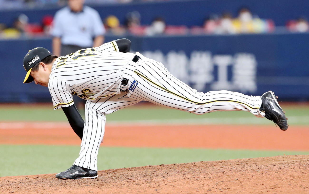 阪神対広島　9回表、阪神5番手で登板する岩崎（撮影・加藤哉）