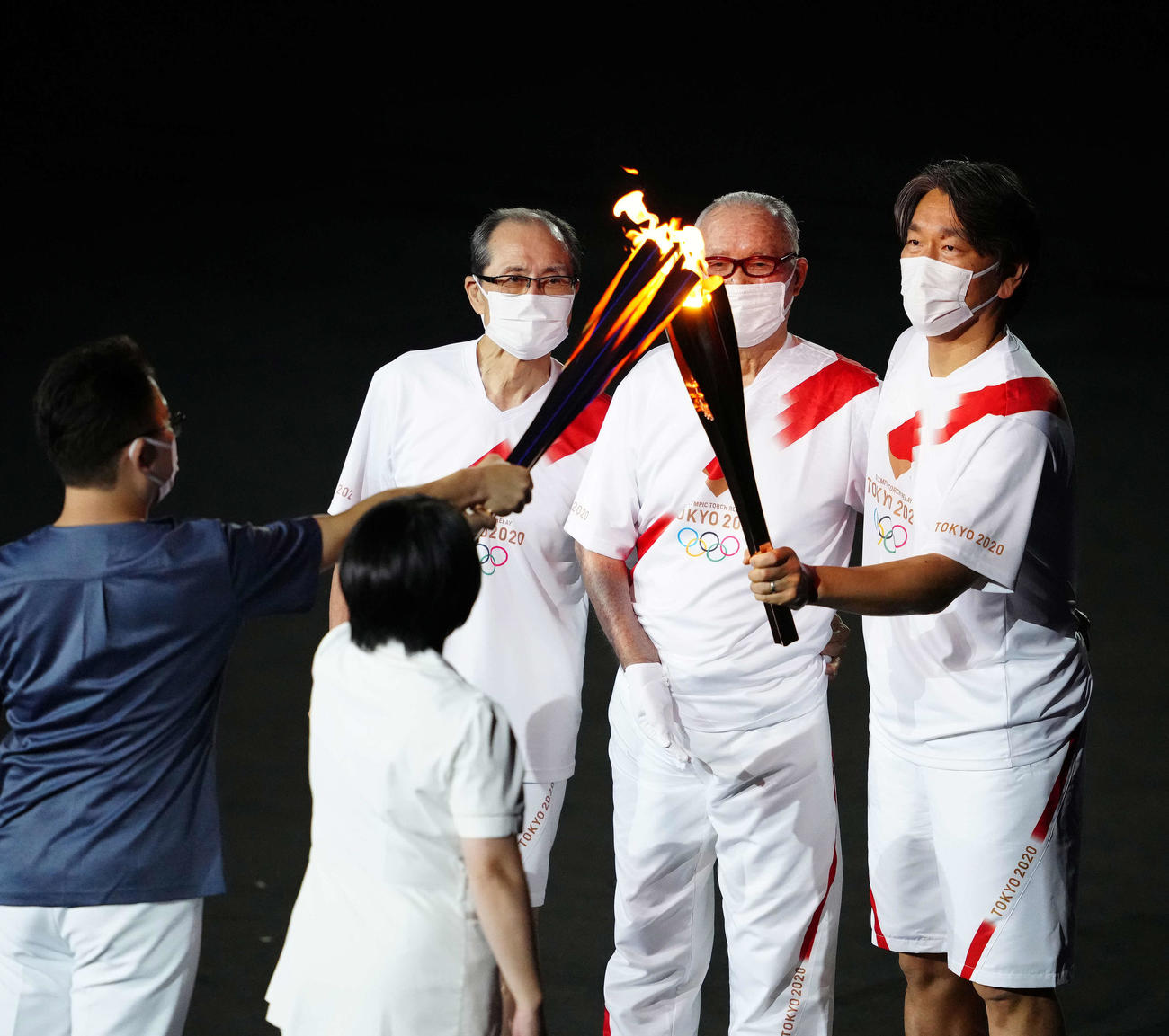 東京五輪開会式で聖火ランナーを務めトーチキスを行う、後方左から王氏、長嶋氏、松井氏（撮影・江口和貴）