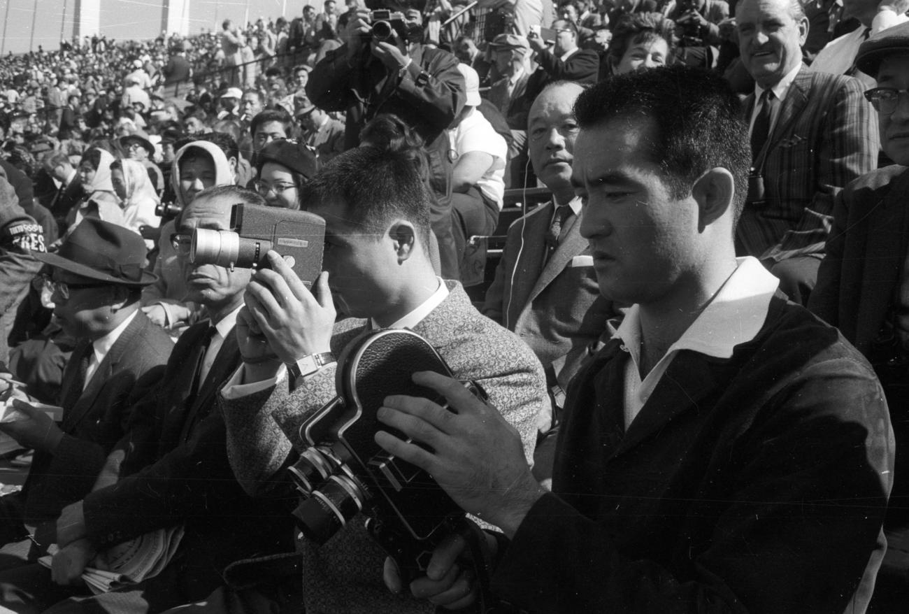 64年10月、東京五輪の開会式を訪れた長嶋茂雄（右）と王貞治（同2人目）