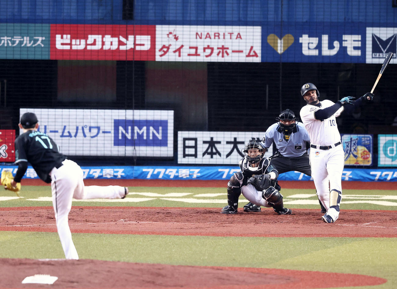 2回表オリックス無死一塁、佐々木朗希から左越え先制2点本塁打を放つジョーンズ（撮影・河田真司）