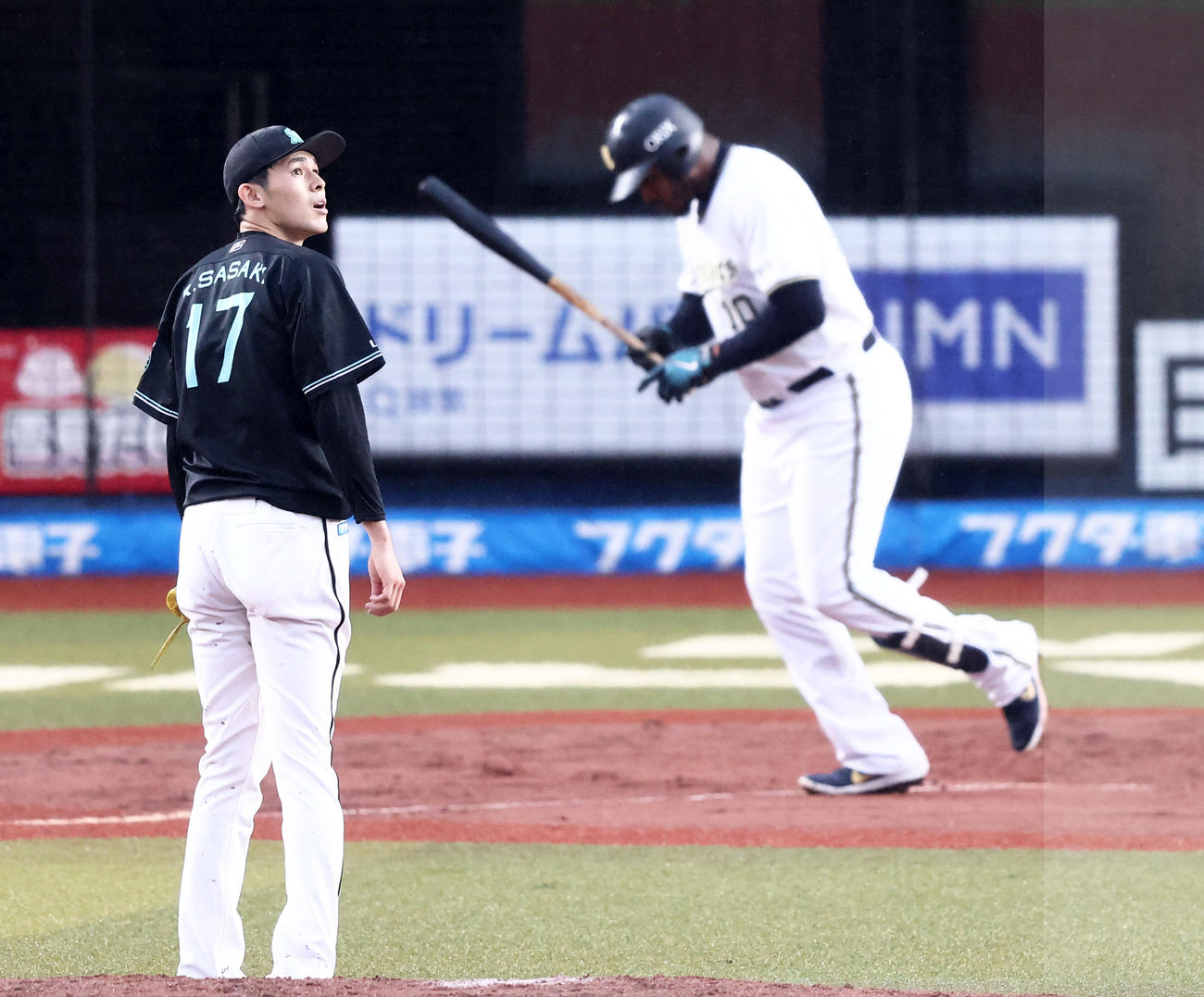 2回表オリックス無死一塁、ジョーンズに左越え先制2ランを浴び打球を見つめる佐々木朗希（撮影・河田真司）