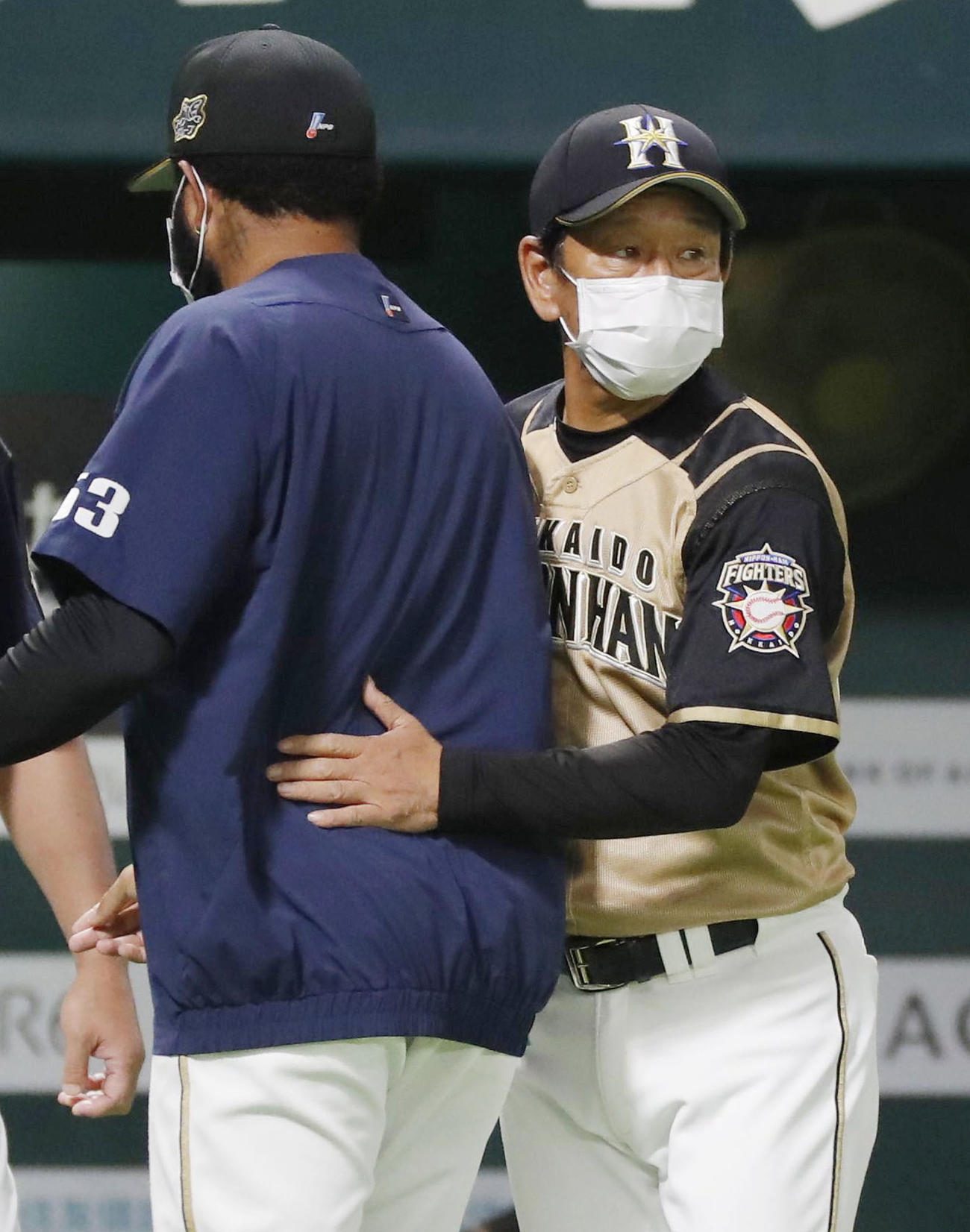 無安打無得点でソフトバンクと引き分けに終わった日本ハム栗山監督（右）（共同）