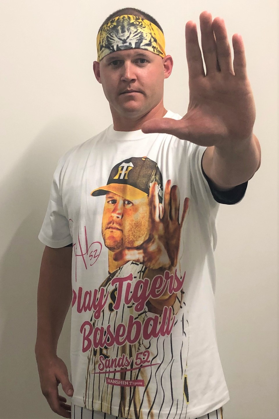 タイガースビジョン連動企画Tシャツを着用したサンズ（球団提供）