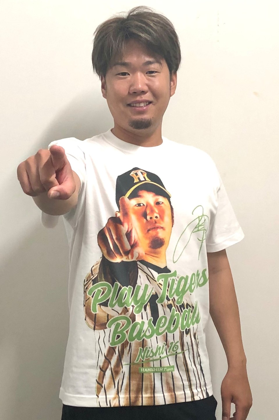 タイガースビジョン連動企画Tシャツを着用した西勇（球団提供）